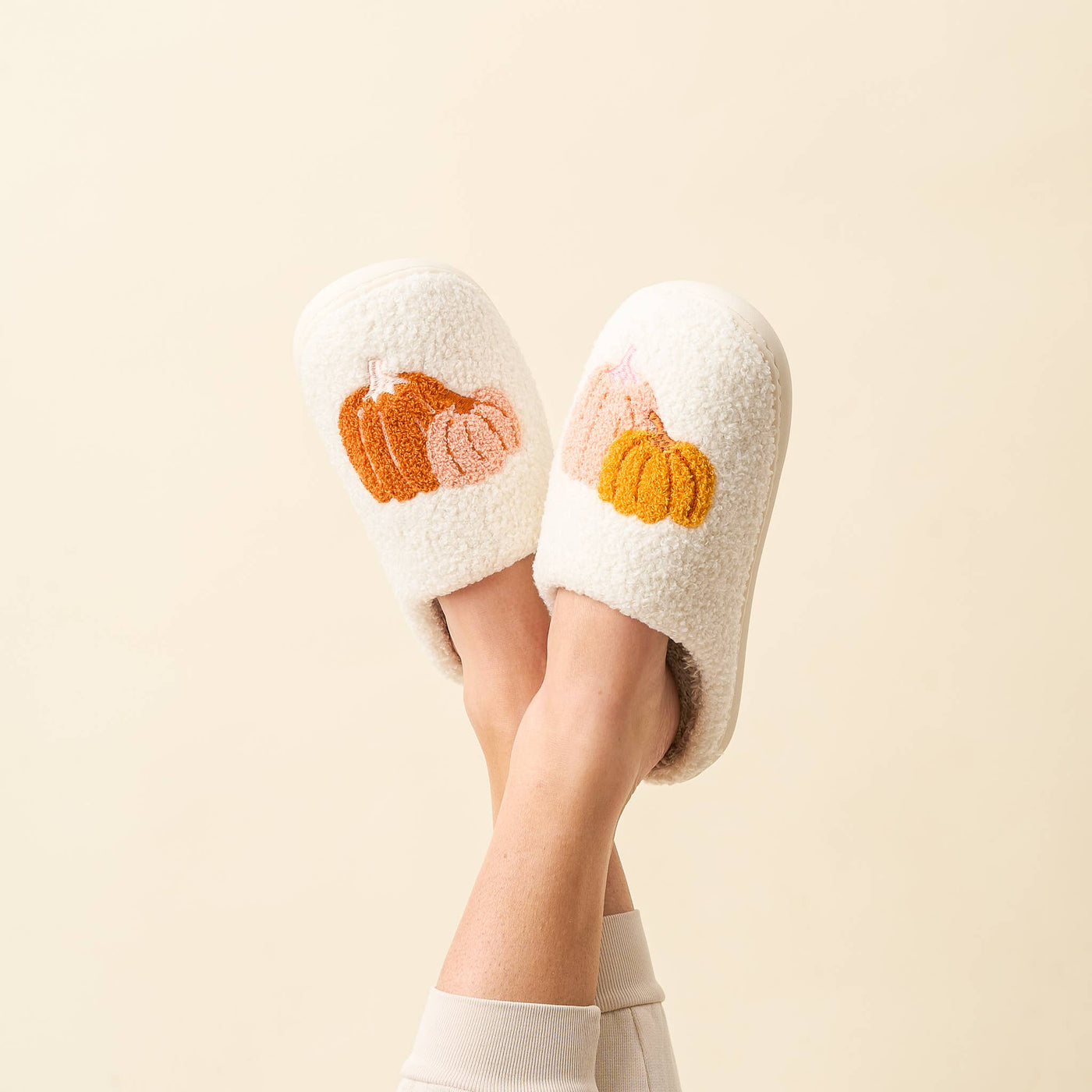 The Darling Effect Fuzzy Slippers: Pumpkins